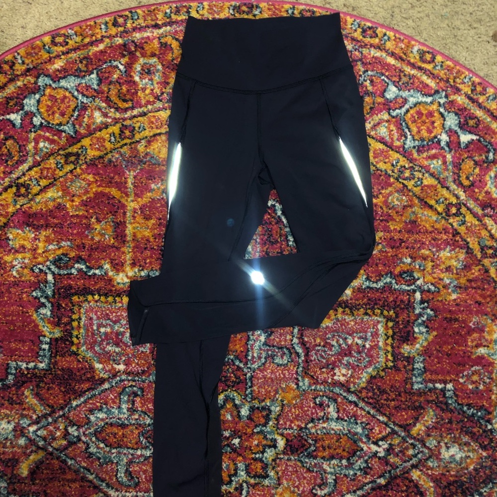 navy blue lululemon 3/4 cropped legging